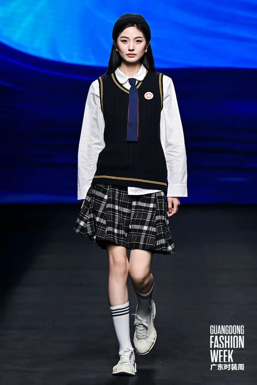 度身打造校園之美 銘月服飾亮相2024 春季 廣東時(shí)裝周
