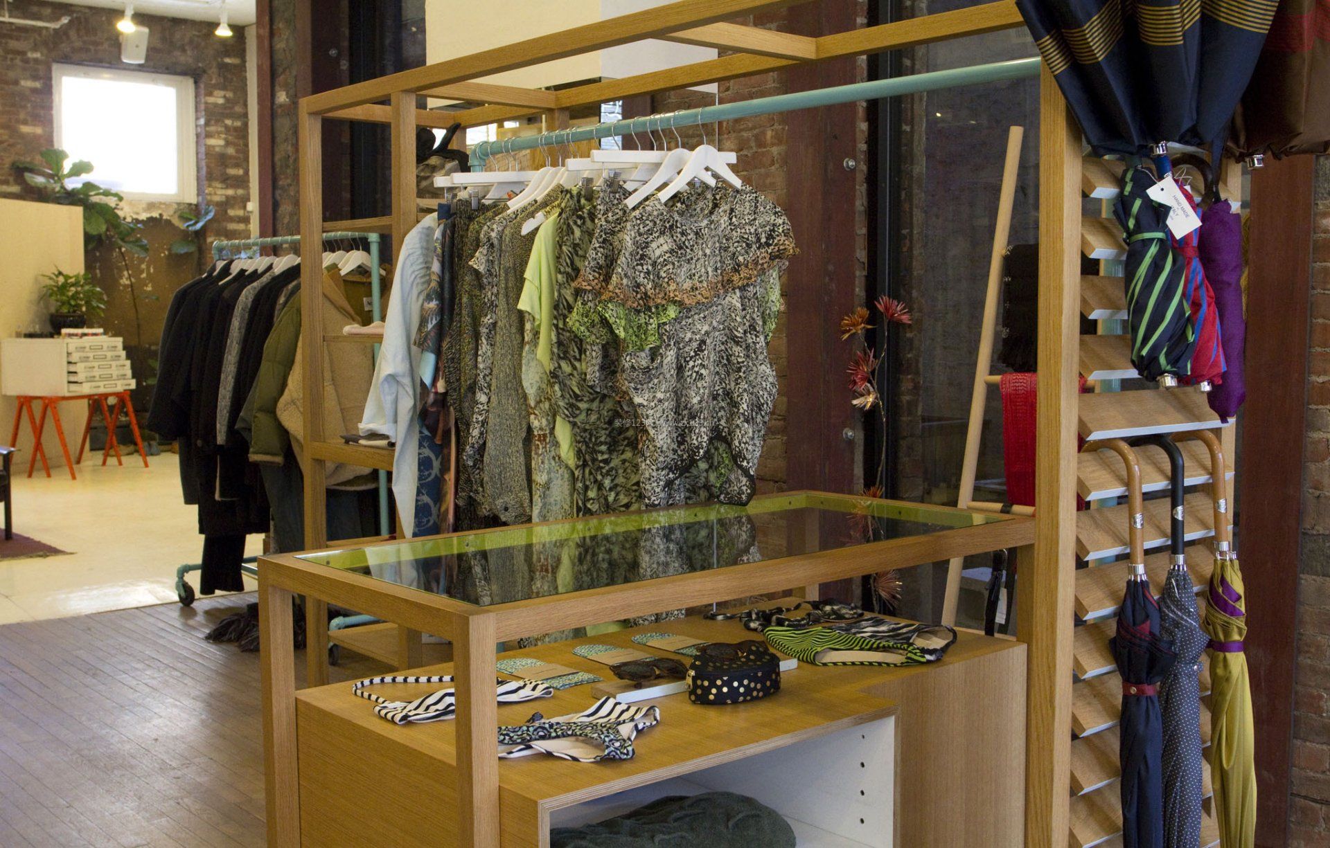 服裝店內產品展示柜裝修效果圖片